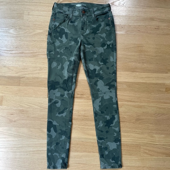 Old Navy Camo Rockstar Mid-Rise Super Skinny Jeans Size 4 EUC - Picture 2 of 10